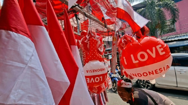 Setelah Merah Putih Diturunkan: Melacak Jejak Sampah Visual dan Nasib Jutaan Bendera Bekas