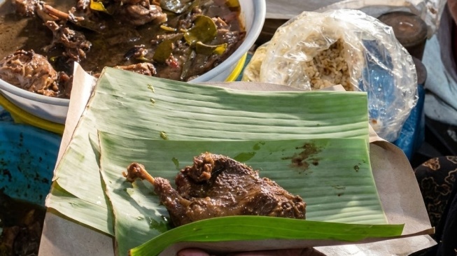 Bebek Bacem, kuliner khas Pasar Ngino (Suara.com/Shevinna)