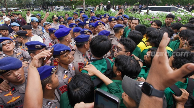Mahasiswa saling dorong dengan kepolisian saat berunjuk rasa di Jalan MH Thamrin, Jakarta, Selasa (18/8/2026). [Suara.com/Alfian Winanto]