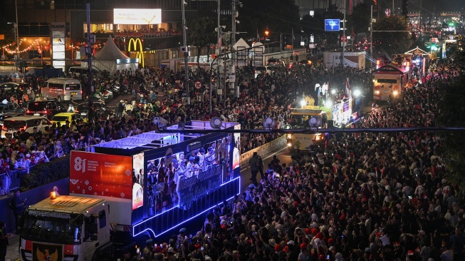 Kendaraan pawai dari kementerian dan lembaga mengikuti Karnaval HUT ke-81 Kemerdekaan RI di Jalan MH Thamrin, Jakarta, Senin (17/8/2026). [ANTARA FOTO/Fauzan/foc]