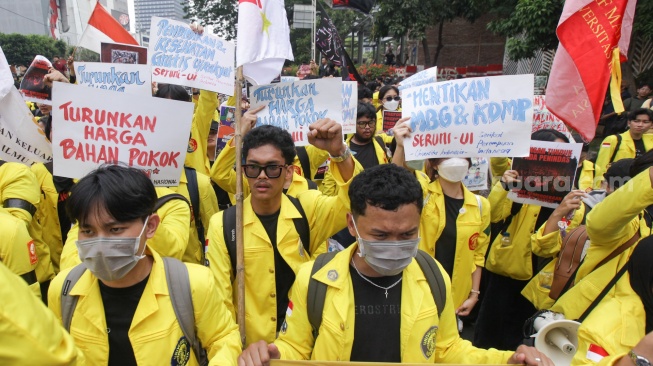 Mahasiswa berunjuk rasa di Jalan MH Thamrin, Jakarta, Selasa (18/8/2026). [Suara.com/Alfian Winanto]