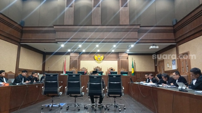 Mantan Menteri Agama (Menag), Yaqut Cholil Qoumas, mengaku meminum obat anti nyeri sebelum menjalani persidangan kasus dugaan korupsi pada pembagian kuota dan penyelenggaraan haji di Kementerian Agama (Kemenag) tahun 2023-2024. (Suara.com/Dea)