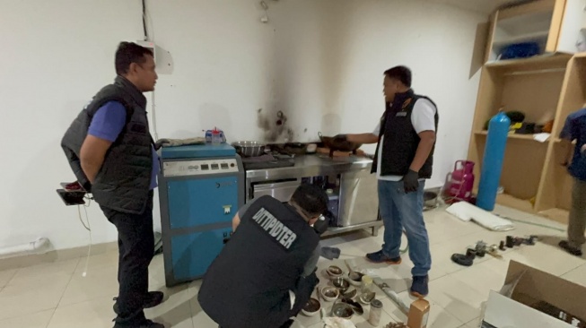 Bareskrim Geledah Markas Penyelundup Emas Dubai di Jakut, Ratusan Celana Dalam Modifikasi Disita
