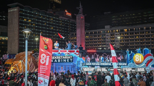 Kendaraan pawai dari Sekretariat Kabinet mengikuti Karnaval HUT ke-81 Kemerdekaan RI di Jalan MH Thamrin, Jakarta, Senin (17/8/2026). [ANTARA FOTO/Fauzan/foc]