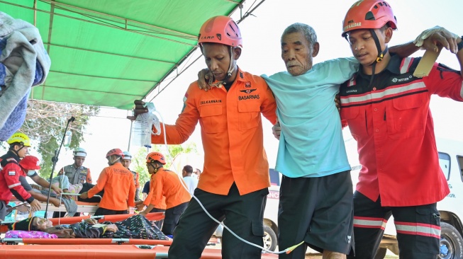 Petugas mengevakuasi korban gempa di Ronting, Lamba Leda, Manggarai Timur, Nusa Tenggara Timur, Selasa (18/8/2026).  [ANTARA FOTO/Fikri Yusuf/tom]