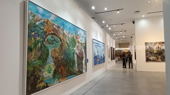 Lewat pameran bertajuk 'Art for Peace and a Better Future', pesan perdamaian digaungkan melalui kolaborasi tanpa batas. (Suara.com/Agustin Dwi Anggraini)
