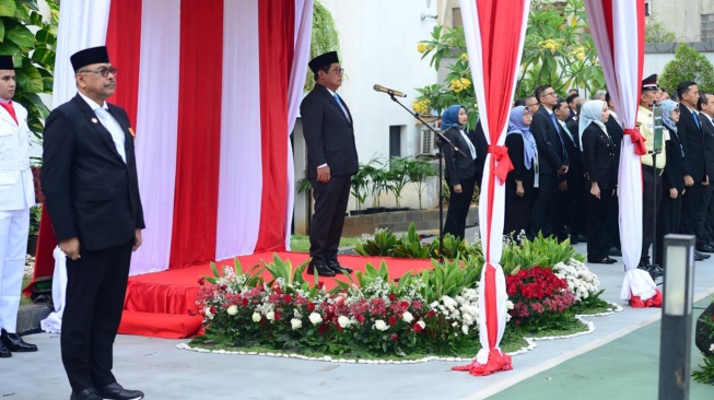 Direktur Utama PT Bank Syariah Nasional Alex Sofjan Noor (keenam kiri) berfoto bersama dengan jajaran direksi saat upacara peringatan HUT ke-81 Republik Indonesia di Jakarta, Senin (17/8/2026). [handout]