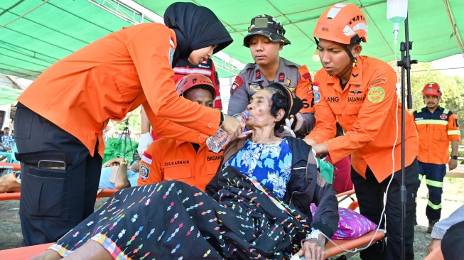 Petugas memberikan minum kepada korban gempa sebelum dievakuasi, di Ronting, Lamba Leda, Manggarai Timur, NTT, Selasa (18/8/2026).  [ANTARA FOTO/Fikri Yusuf/tom]