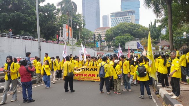 Iring-iringan massa aksi dari mahasiswa Universitas Indonesia (UI) sempat tertahan saat hendak memasuki Jalan RM Margono Djojohadikoesomo atau di depan Graha BNI. (Suara.com/Alif