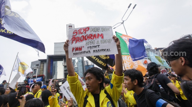 Mahasiswa berunjuk rasa di Jalan MH Thamrin, Jakarta, Selasa (18/8/2026). [Suara.com/Alfian Winanto]