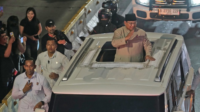 Presiden Prabowo Subianto menyapa warga saat karnaval HUT ke-81 Kemerdekaan RI di Jalan Merdeka Barat, Jakarta, Senin (17/8/2026). [ANTARA FOTO/Angga Budhiyanto/foc]