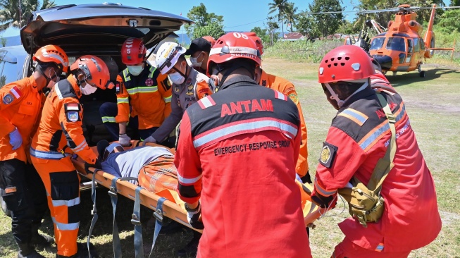 Petugas mengevakuasi korban gempa di Ronting, Lamba Leda, Manggarai Timur, Nusa Tenggara Timur, Selasa (18/8/2026).  [ANTARA FOTO/Fikri Yusuf/tom]