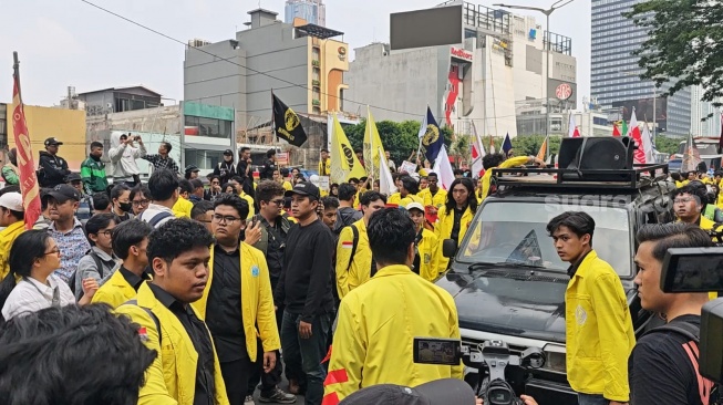 Langkah ratusan mahasiswa Universitas Indonesia (UI) yang hendak menyampaikan aspirasi di Bundaran HI terhenti di depan UOB Plaza Thamrin, Jakarta Pusat, Selasa (18/8/2026). [Suara.com/Adiyoga]