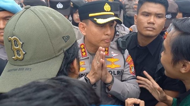 Minta Polisi Buka Barikade, Mahasiswa: Bapak Nggak Capek Lindungi Pejabat yang Enak di Istana?