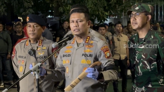 Polisi Tangkap Mahasiswa Bawa Pisau dan Sopir Ambulans Simpan Golok Saat Demo di Menara UOB
