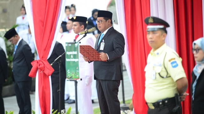 Direktur Utama PT Bank Syariah Nasional Alex Sofjan Noor (keenam kiri) berfoto bersama dengan jajaran direksi saat upacara peringatan HUT ke-81 Republik Indonesia di Jakarta, Senin (17/8/2026). [handout]