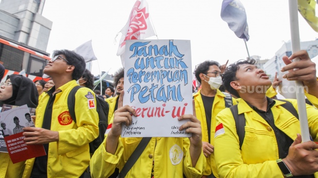 Mahasiswa berunjuk rasa di Jalan MH Thamrin, Jakarta, Selasa (18/8/2026). [Suara.com/Alfian Winanto]