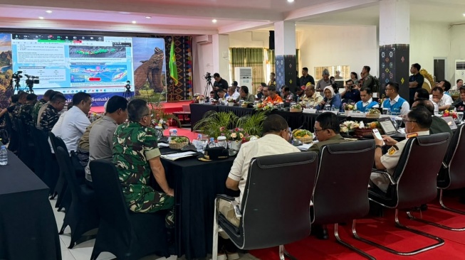 Direktur Utama Telkom Dian Siswarini memaparkan progres perbaikan infrastruktur dan layanan TelkomGroup pada agenda Rapat Koordinasi Penanganan Gempa wilayah Nusa Tenggara Timur, bersama jajaran pemerintah dan BUMN, di Labuan Bajo, Minggu (16/8/2026). (Dok: Telkom)