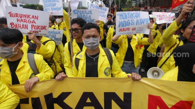 Mahasiswa berunjuk rasa di Jalan MH Thamrin, Jakarta, Selasa (18/8/2026). [Suara.com/Alfian Winanto]