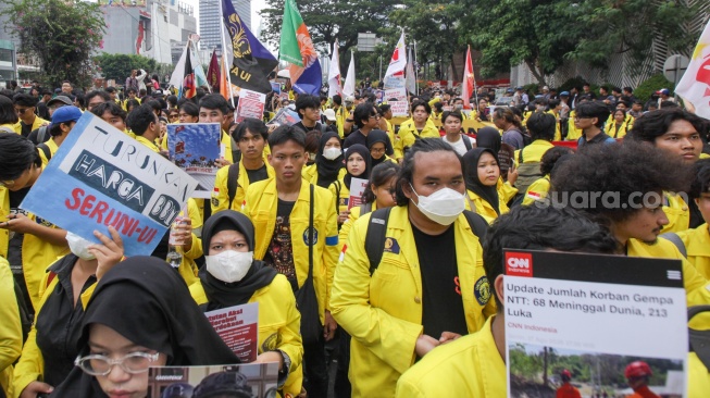 Mahasiswa berunjuk rasa di Jalan MH Thamrin, Jakarta, Selasa (18/8/2026). [Suara.com/Alfian Winanto]