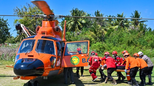 Petugas mengevakuasi korban gempa di Ronting, Lamba Leda, Manggarai Timur, Nusa Tenggara Timur, Selasa (18/8/2026).  [ANTARA FOTO/Fikri Yusuf/tom]