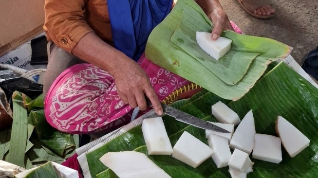 Jenang Upeh, Kuliner Khas Pasar Ngino (Suara.com/Shevinna)