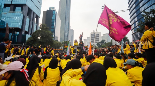 Polwan Ditarik Mundur, Aksi BEM UI di Menara UOB Berujung Saling Dorong dengan Aparat