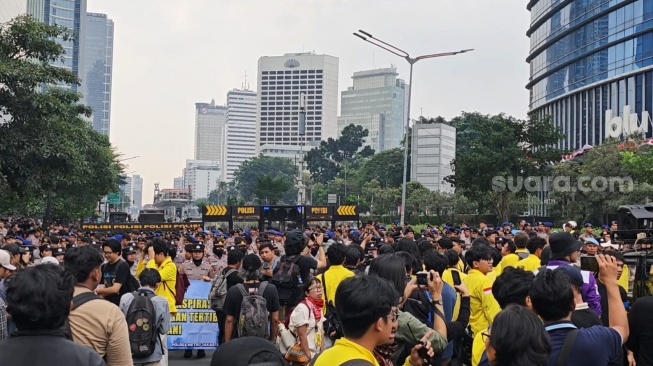 Ratusan mahasiswa Universitas Indonesia (UI) mulai memadati kawasan Thamrin, Jakarta Pusat, Selasa (18/8/2026). [Suara.com/Adiyoga]