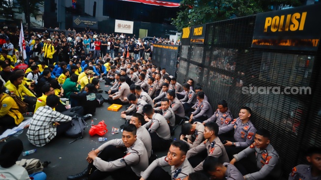 Mahasiswa berunjuk rasa di Jalan MH Thamrin, Jakarta, Selasa (18/8/2026). [Suara.com/Alfian Winanto]