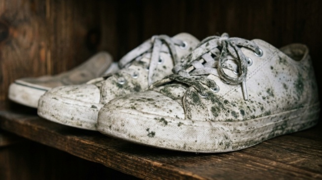 5 Cara Menyimpan Sepatu agar Tidak Berjamur, Bebas Bau Apek