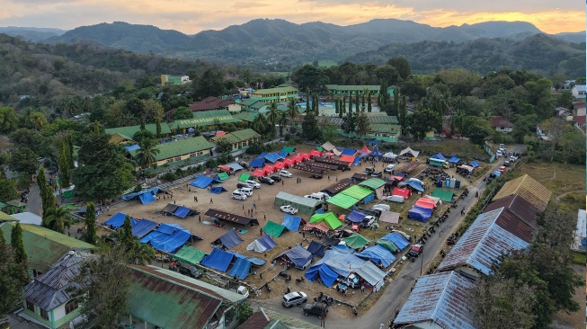 Foto udara posko pengungsian korban gempa bumi NTT di Lapangan Barangkolong, Reo, NTT, Senin (17/8/2026). [ANTARA FOTO/Fikri Yusuf/foc]