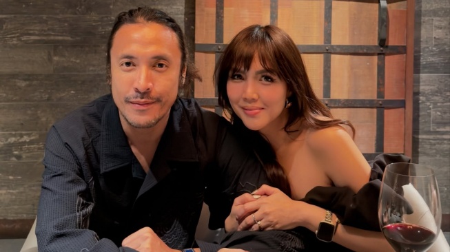 Marcello Tahitoe bersama istri, Cindy Maria. [Instagram]