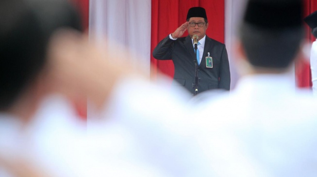 Direktur Utama PT Bank Syariah Nasional Alex Sofjan Noor (keenam kiri) berfoto bersama dengan jajaran direksi saat upacara peringatan HUT ke-81 Republik Indonesia di Jakarta, Senin (17/8/2026). [handout]