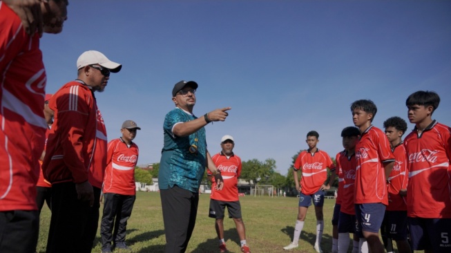 Mantan asisten pelatih Timnas Indonesia, Fabio Oliveira, yang turut hadir dalam Festival Sepak Bola Rakyat yang menjaring lebih dari 1.700 talenta muda di lima kota. [Dok. Istimewa]