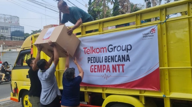 Bantuan TelkomGroup ke posko pengungsian di Kabupaten Nagekeo, pada Selasa (18/8/2026). Penyaluran dilakukan melalui koordinasi dengan BPBD setempat dan posko pengungsian untukmemastikan bantuan tepat sasaran dan dapat secara langsung dimanfaatkan masyarakat. (Dok: TelkomGroup)