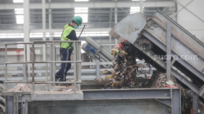 Petugas mengontrol mesin pengolah sampah di Refuse Derived Fuel (RDF) Rorotan di Jakarta Utara, Senin (19/8/2026).[Suara.com/Alfian Winanto]