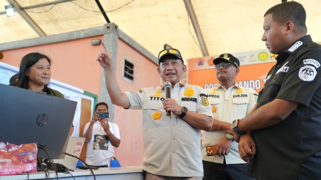Tinjau Posko Gempa Maumere, Mendagri Puji Detail Data Pemkab Sikka