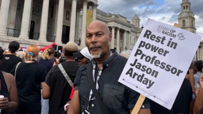 Puluhan ribu warga London memadati Trafalgar Square menuntut pertanggungjawaban media atas kematian Profesor Jason Arday. (Al Jazeera)