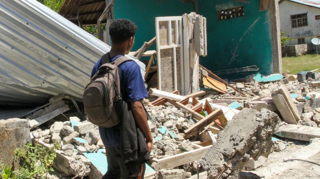 Warga melintas di samping bangunan rumah yang roboh akibat gempa bumi magnitudo 7,7 di Pulau Palue, Kabupaten Sikka, NTT, Rabu (19/8/2026). [ANTARA FOTO/Mega Tokan/app/nym]