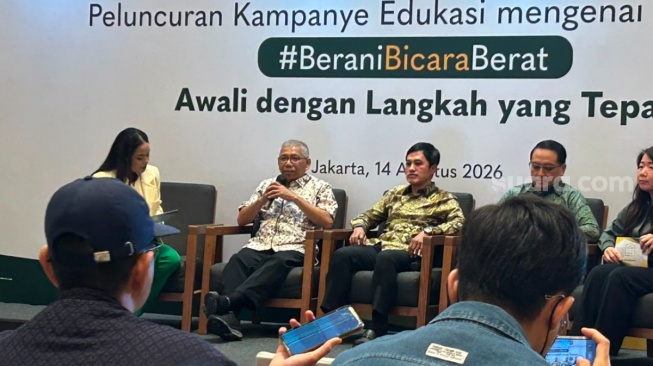 Prof. Em Yunir saat peluncuran kampanye edukasi kesehatan Berani Bicara Berat yang digagas PT Anugerah Pharmindo Lestari (APL), Jumat (14/8/2026). [Suara.com/Dini Afrianti]