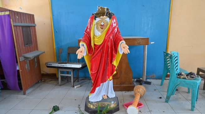Patung di Gereja Katolik Paroki St. Maria Ratu Rosario Tersuci mengalami kerusakan akibat gempa di Kabupaten Manggarai, Nusa Tenggara Timur (NTT) Rabu (19/8/2026). [Antara]