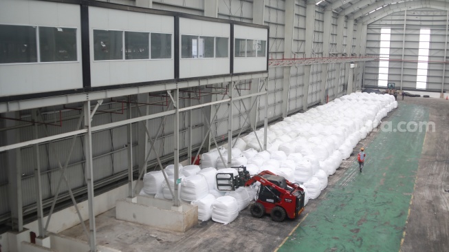 Petugas mengontrol mesin pengolah sampah di Refuse Derived Fuel (RDF) Rorotan di Jakarta Utara, Senin (19/8/2026).[Suara.com/Alfian Winanto]