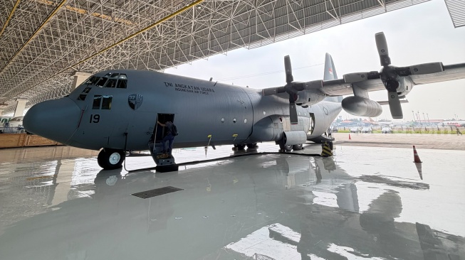 GMFI memulai perawatan pesawat militer jenis Hercules C-130H milik TNI Angkatan Udara. [Suara.com/Achmad Fauzi].