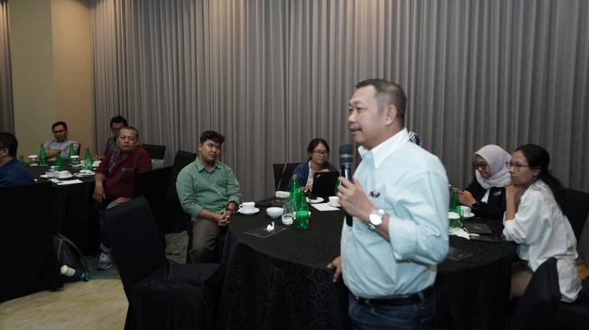 Salah satu pimpinan media di Surabaya, Dwi Eko Lokononto menyampaikan pendapat dalam salah satu roadshow yang dilakukan Local Media Community (LMC) di Kota Surabaya, Jawa Timur, baru-baru ini. [Suara.com]