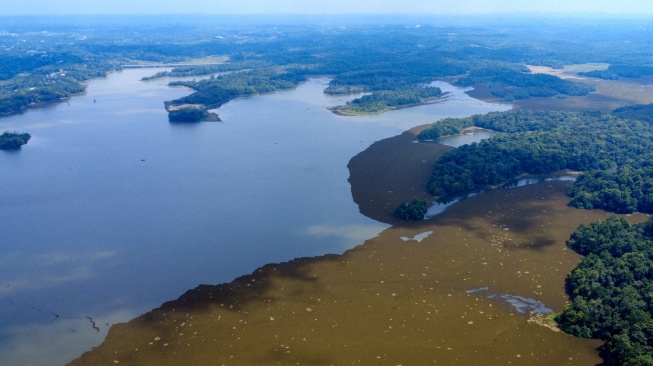 Foto udara Waduk Manggar yang mengalami penyusutan debit air di Balikpapan, Kalimantan Timur, Rabu (19/8/2026). [ANTARA FOTO/Angga Palguna/YU]