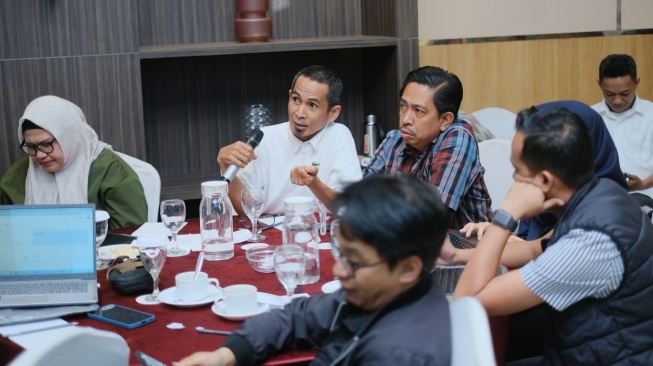 Salah satu pengelola media lokal menyampaikan gagasannya dalam Roadshow diskusi Local Media Community (LMC) yang digelar di tiga kota, yakni Pekanbaru, Makassar dan Surabaya, baru-baru ini. [Suara.com]