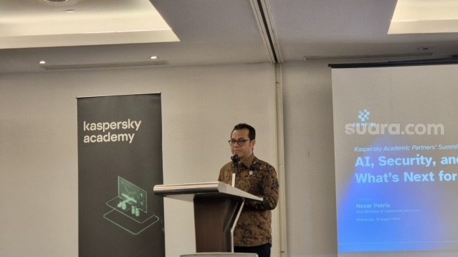Wakil Menteri Komunikasi dan Digital (Wamen Komdigi), Nezar Patria falam acara Kaspersky Academy Summit di Jakarta, Rabu (19/8/2026). [Suara.com/Dythia]