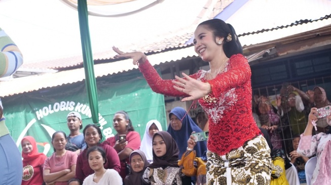 Sinden Anies Cethul Meriahkan Acara GEMPAR di Pasar Ngino Sleman (Suara.com)