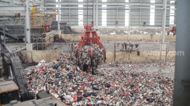 Petugas mengontrol mesin pengolah sampah di Refuse Derived Fuel (RDF) Rorotan di Jakarta Utara, Senin (19/8/2026).[Suara.com/Alfian Winanto]
