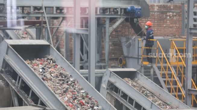 Petugas mengontrol mesin pengolah sampah di Refuse Derived Fuel (RDF) Rorotan di Jakarta Utara, Senin (19/8/2026).[Suara.com/Alfian Winanto]